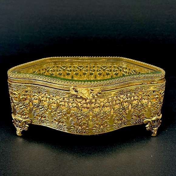 Vintage large brass Ormolu / filigree beveled glass lidded jewelry cask… - Picture 3 of 14